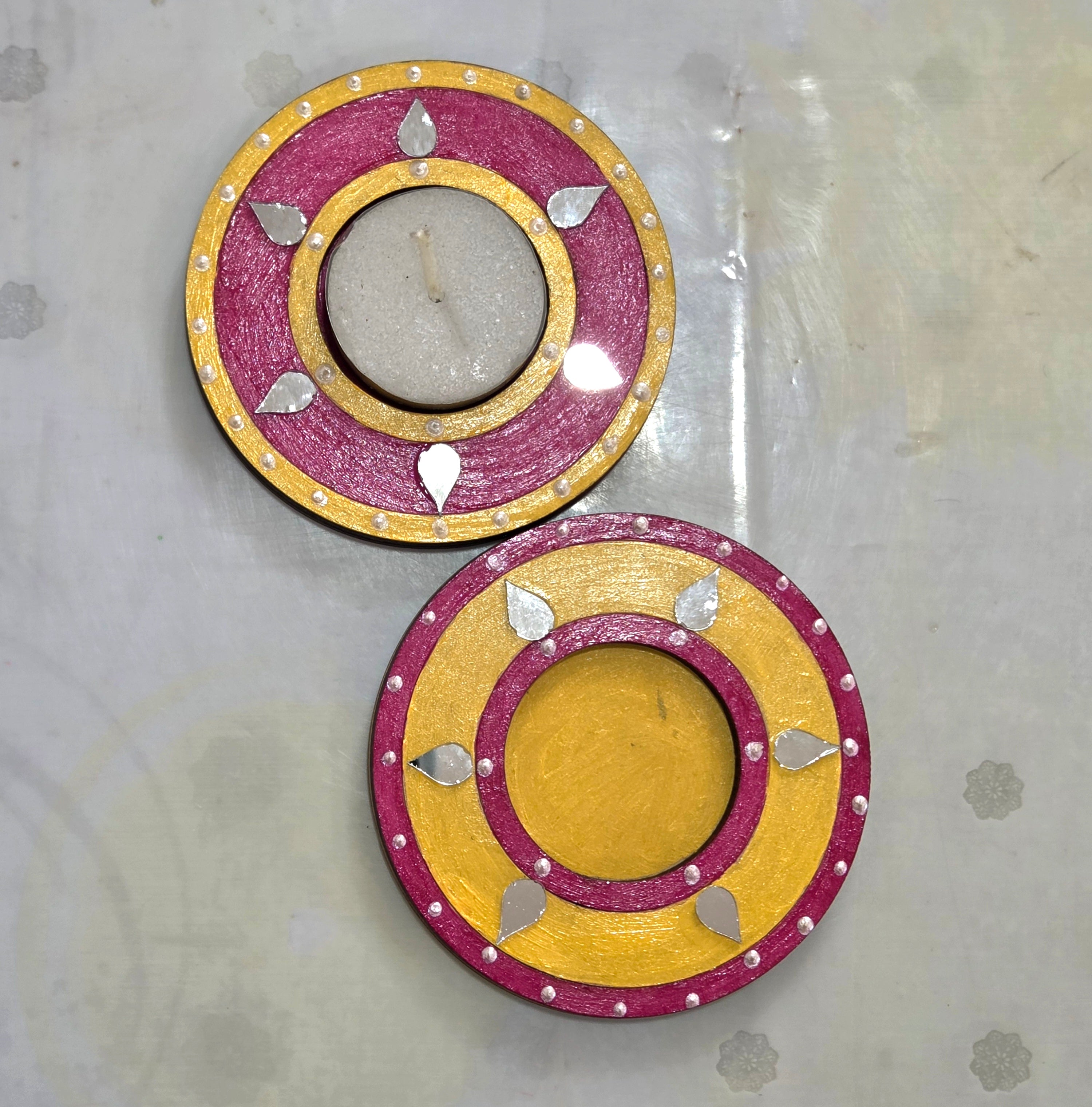 Complimentary color tealight holder set