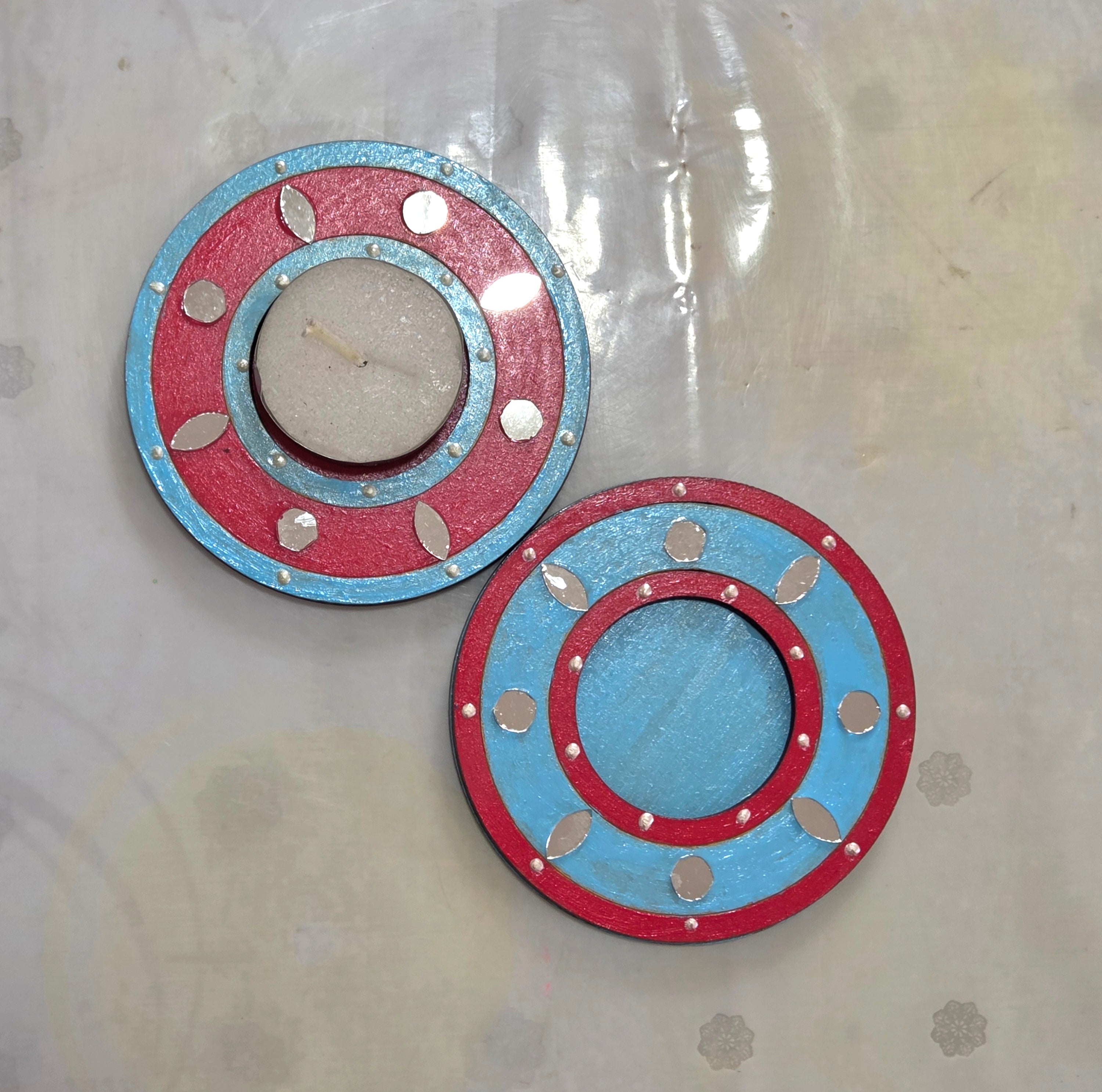 Complimentary color tealight holder set